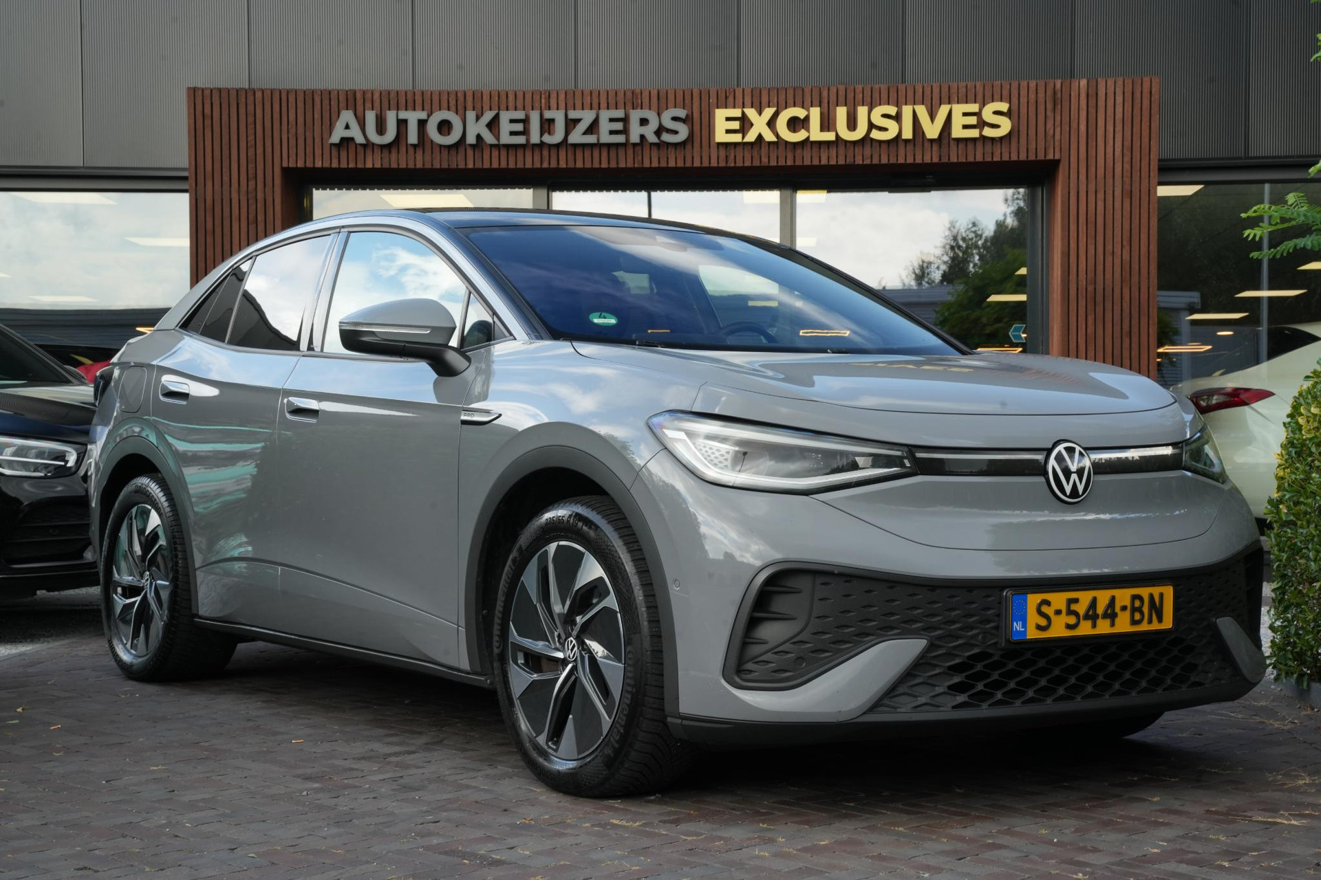 Volkswagen ID.5 Pro 77 kWh 2022 Moonstone grey met zwart dak 1