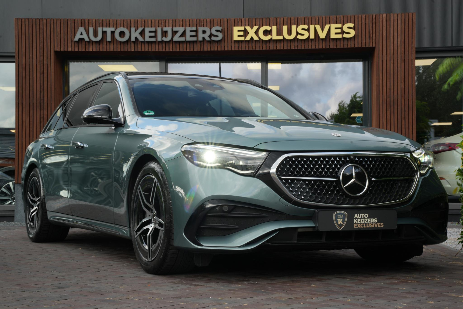 Mercedes-Benz E-Klasse 300 e Business Solution AMG 2026 Verde silver (188U) 1
