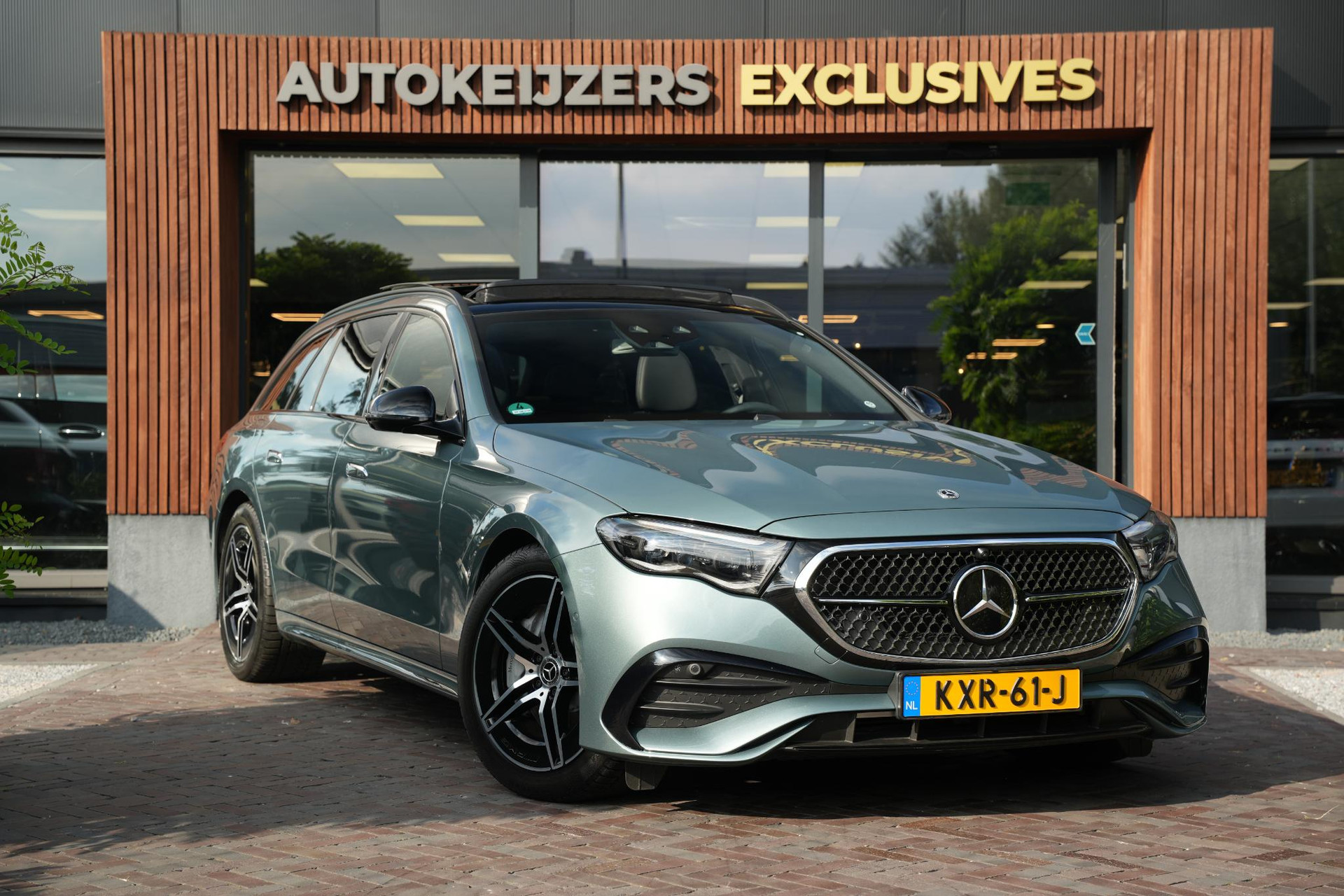 Mercedes-Benz E-Klasse Estate 300 e Business Solution AMG 2026 Verde silver (188U) 1