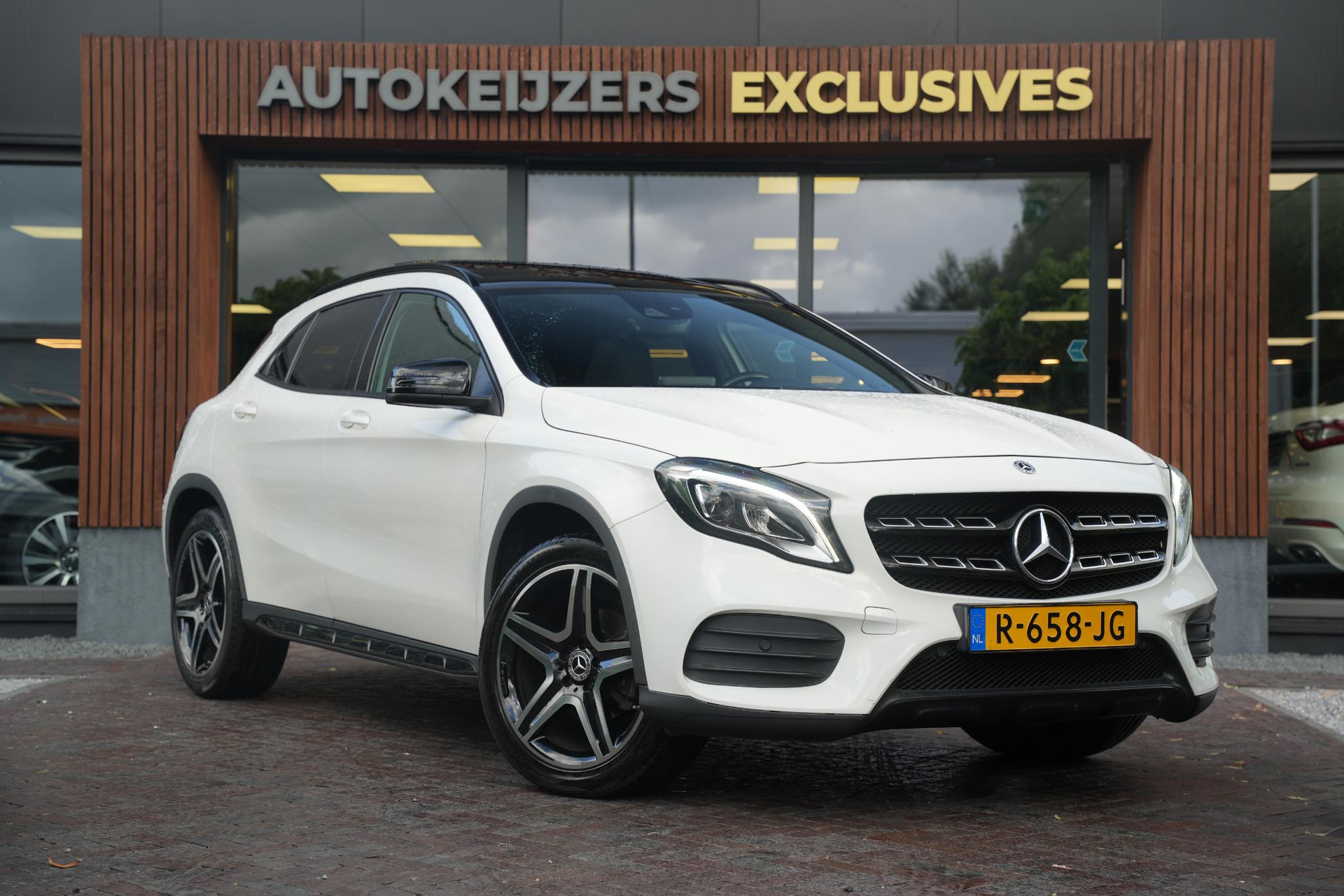 Mercedes-Benz GLA 200 Premium Plus 2018 POLAR WHITE (149U) 1