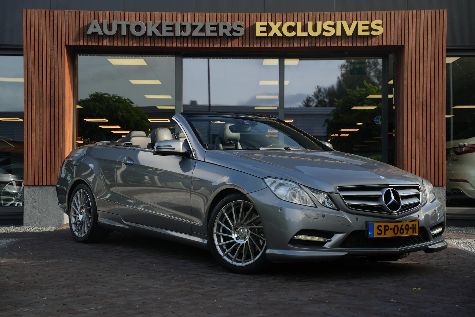 Mercedes-Benz E-Klasse Cabrio 200 CGI Elegance 2013 PALLADIUM SILVER METALLIC PAINT (792U) 1