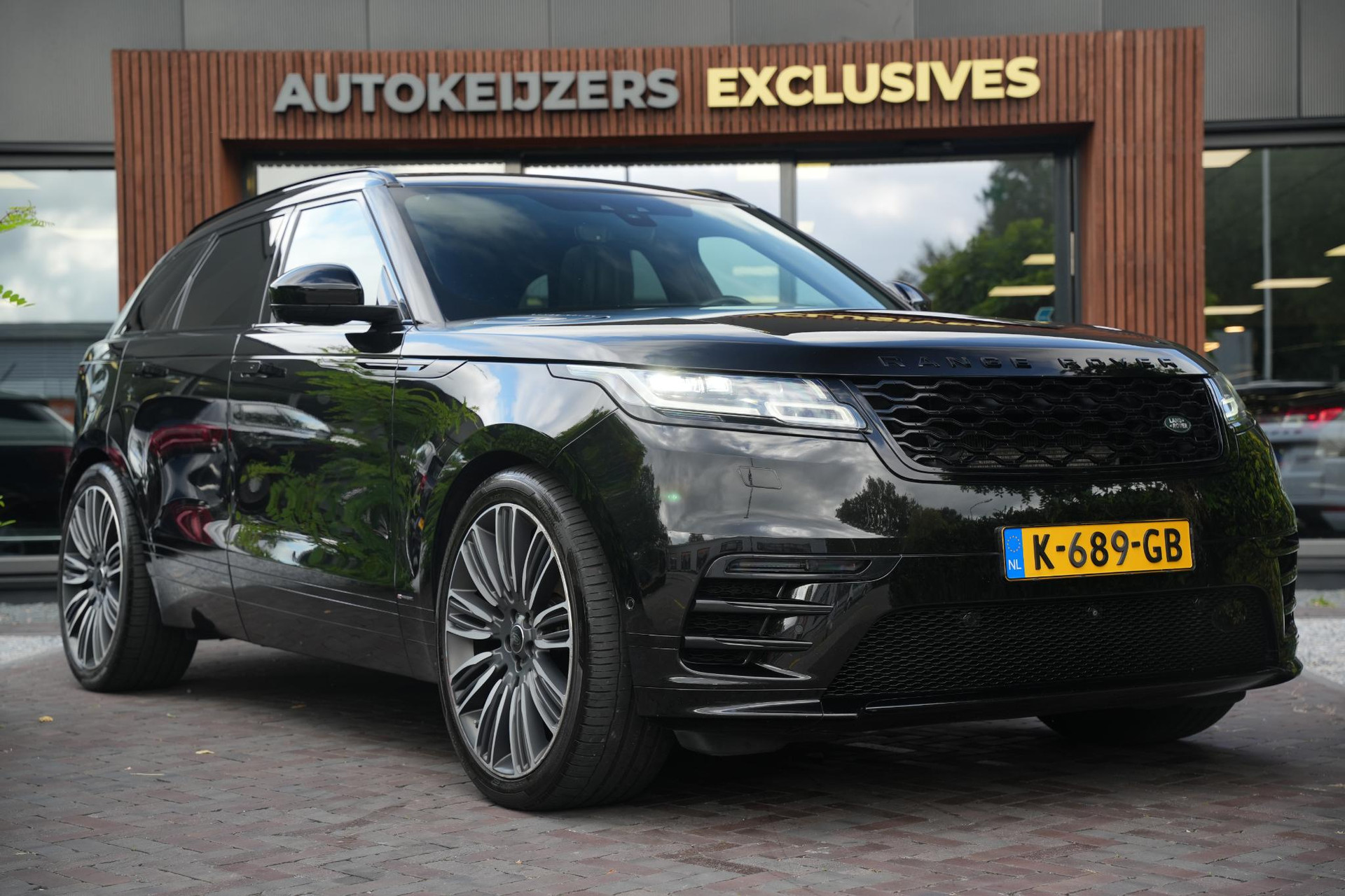 Land Rover Range Rover Velar 3.0 D300 AWD R-Dynamic HSE 2019 Exterior Paint - Santorini Black (1AG) 1