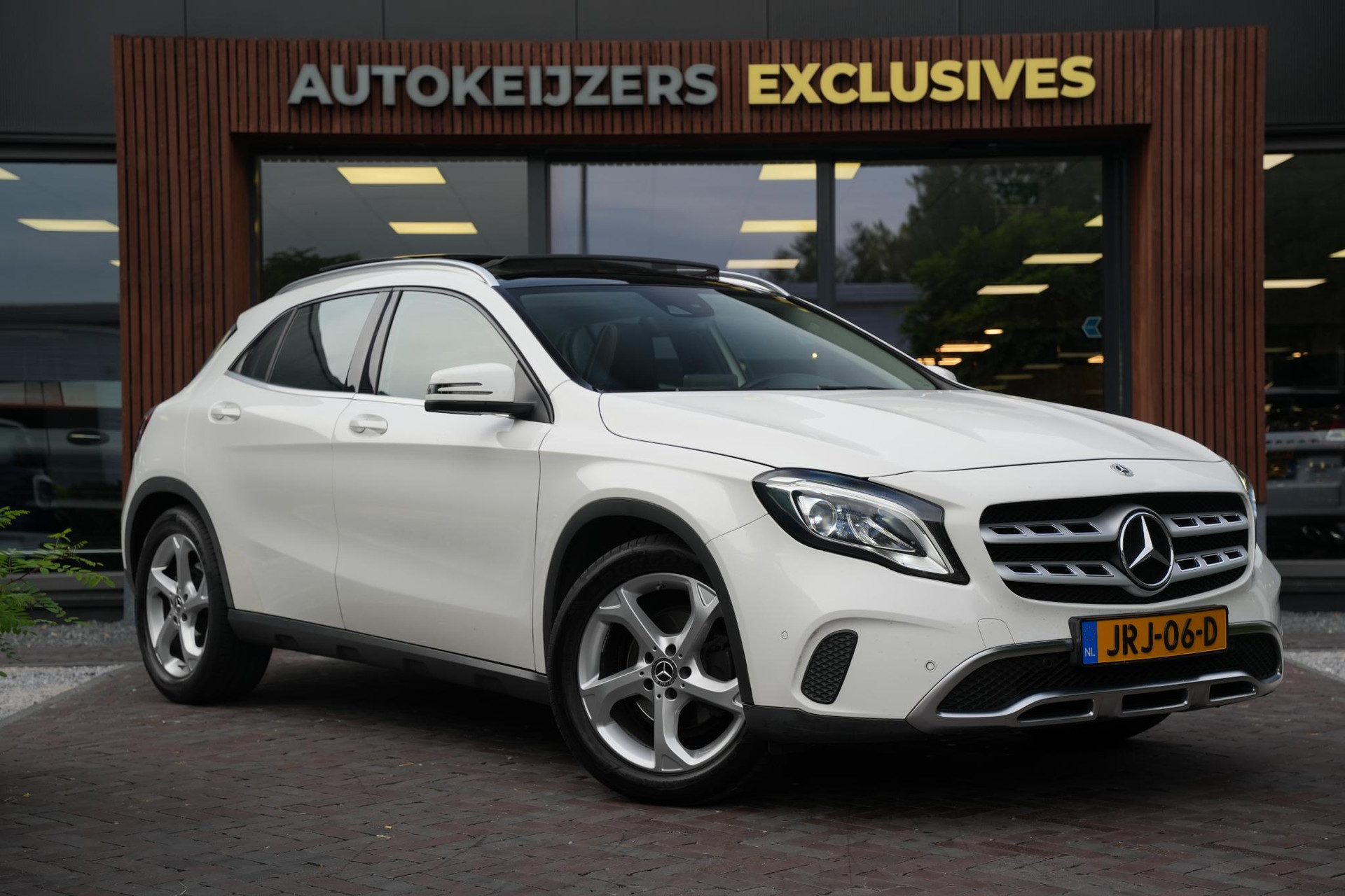 Mercedes-Benz GLA 180 Business Solution 2019 POLAR WHITE - STANDARD FINISH (149U) 1