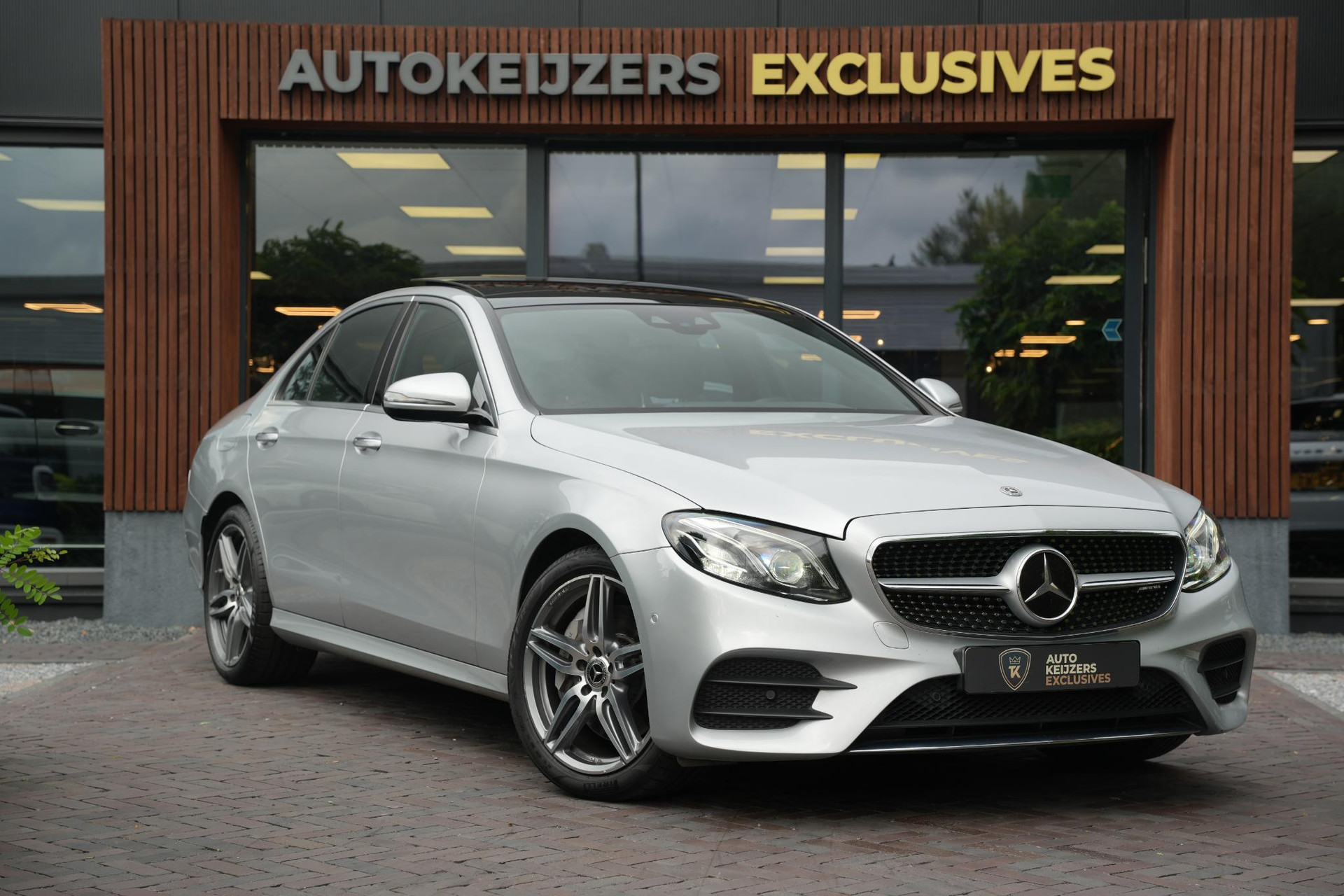 Mercedes-Benz E-Klasse 400 4Matic Premium Plus AMG 2017 IRIDIUM SILVER - METALLIC FINISH (775U) 1