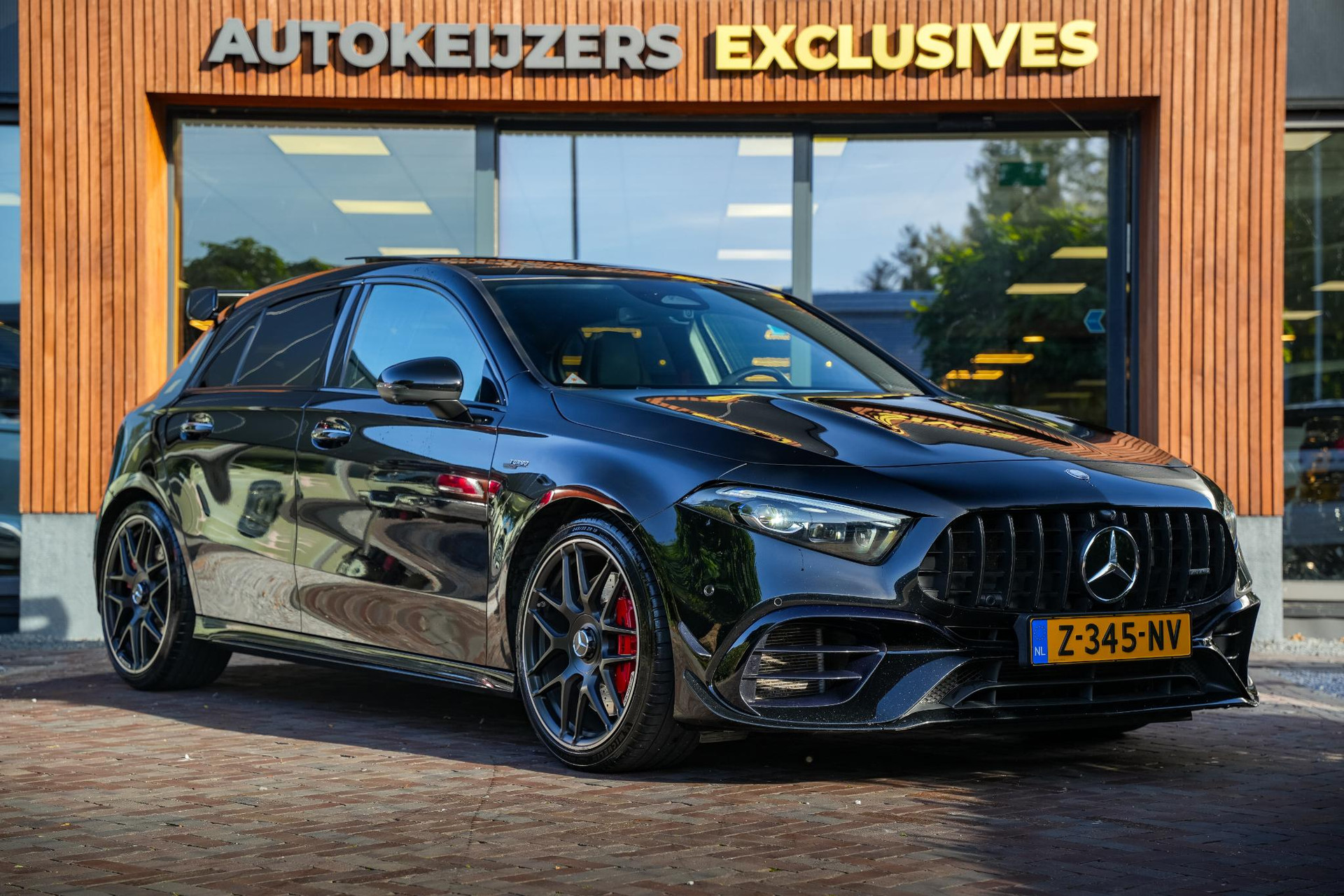 Mercedes-Benz A-Klasse AMG 45 S 4MATIC+ 2023 NIGHT BLACK - STANDARD FINISH (696U) 1