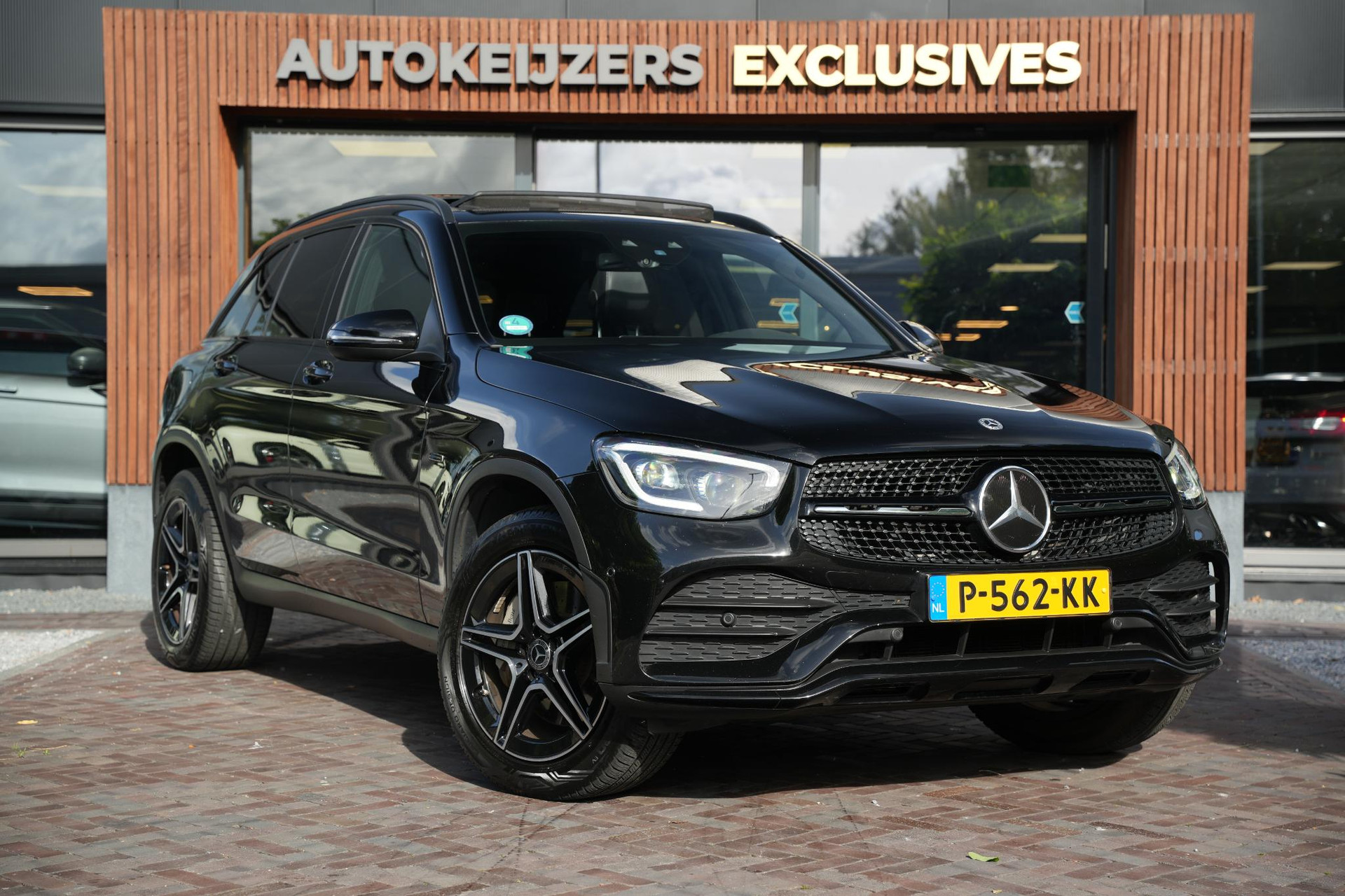 Mercedes-Benz GLC 300e 4MATIC Premium Plus 2021 Black - standard finish (040U) 1
