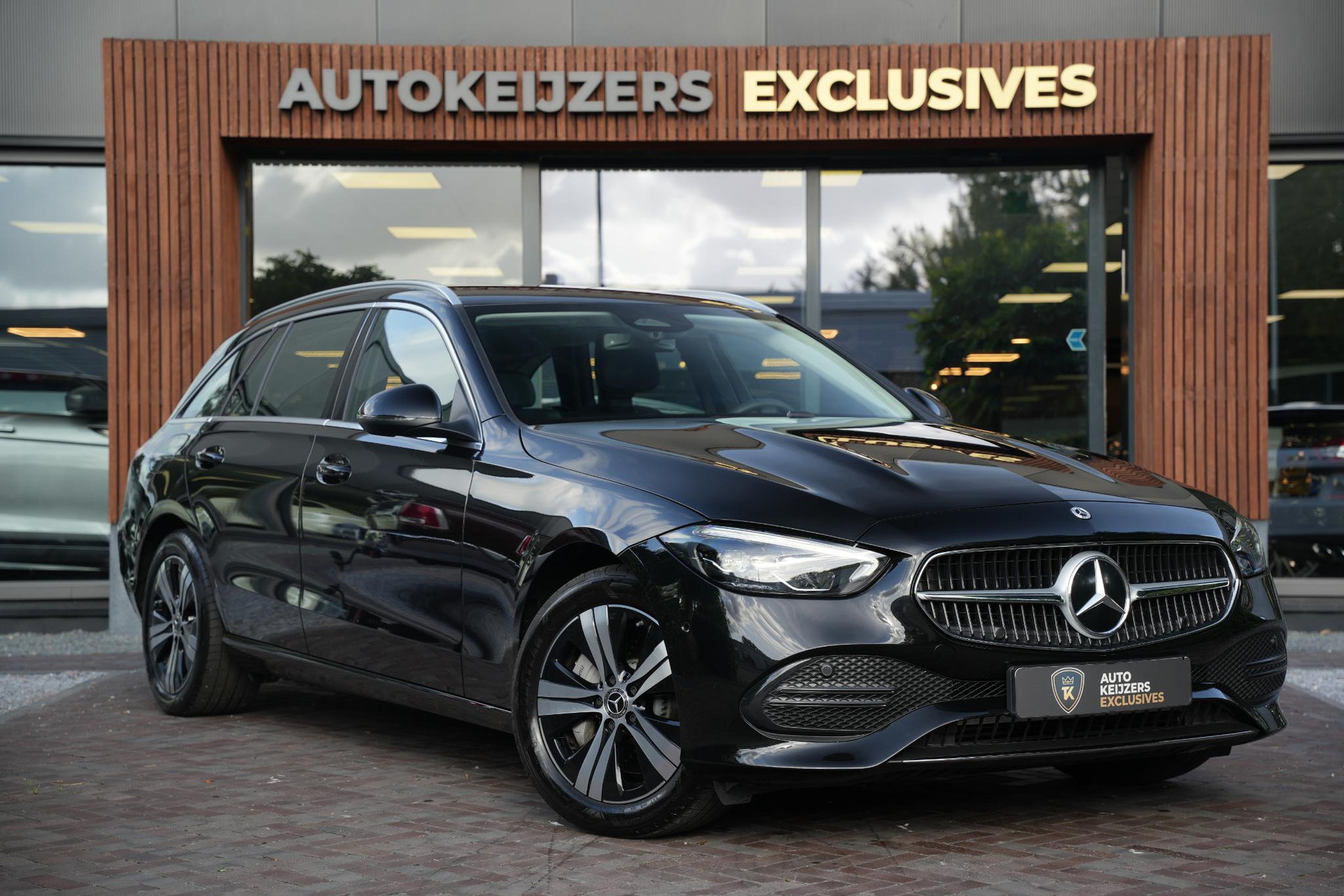 Mercedes-Benz C-Klasse 300 e Business Solution Luxury 2025 Obsidian black - metallic finish (197U) 1