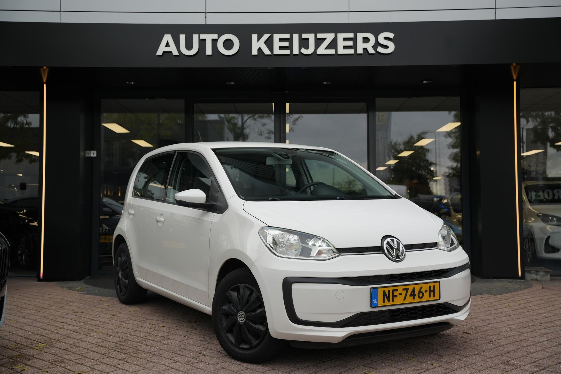 Volkswagen up! 1.0 BMT move up! 2017 Candy white 1
