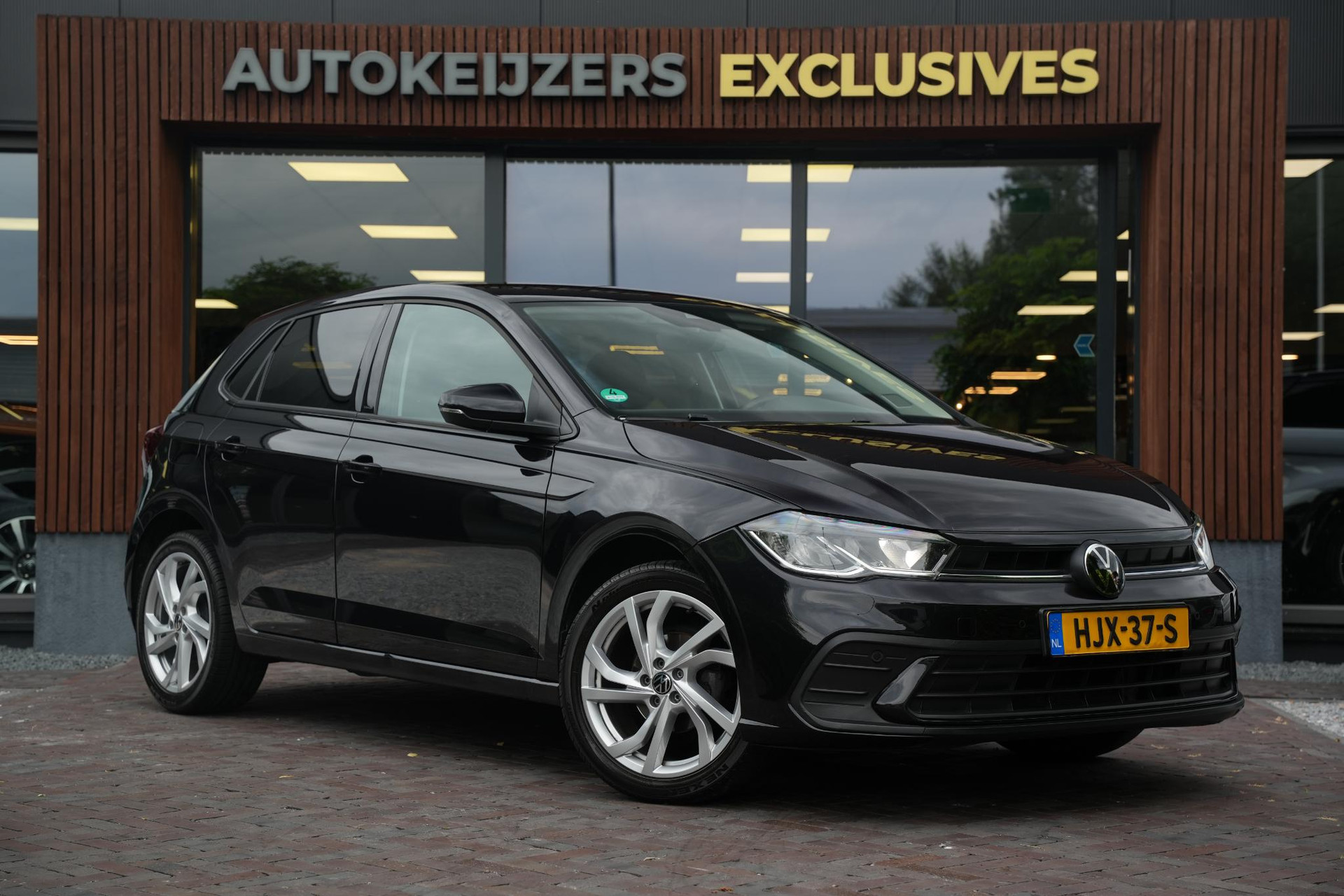 Volkswagen Polo 1.0 TSI Life Business 2022 Deep black 1